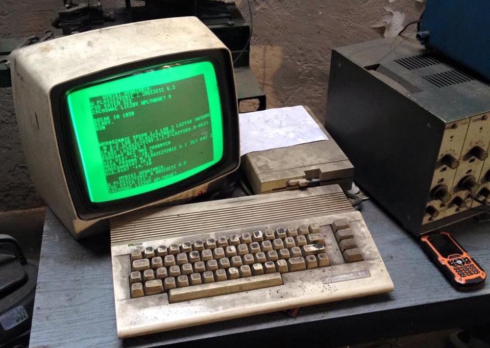Commodore 64 aún en uso después de 25 años en un taller mecánico de Polonia.
