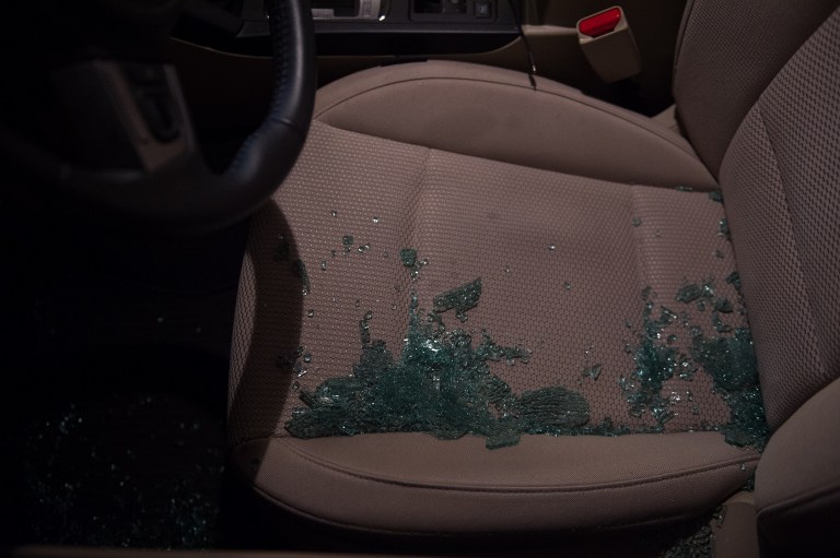 EXPLOSIÓN EN NUEVA YORK: vehículo con los vidrios rotos