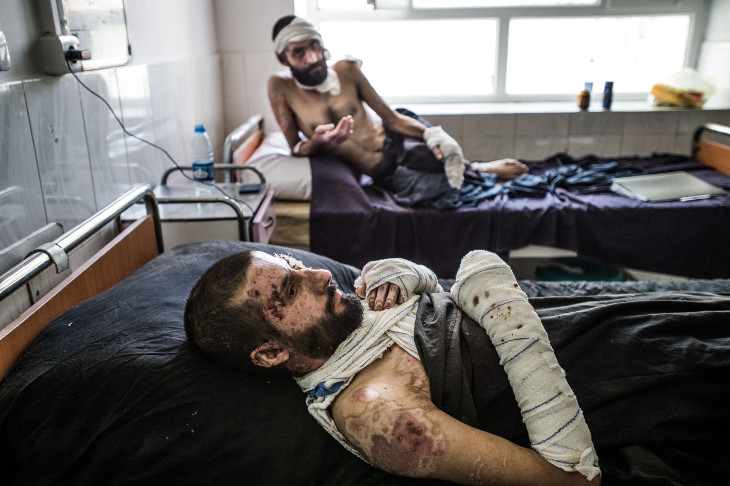 Pacientes heridos en un accidente de autobús reciben tratamiento en la unidad de quemados del hospital de Boost, Lashkar Gah, Helmand, Afganistán. El autobús viajaba desde Kabul a Kandahar ©Kadir van Lohuizen/Noor