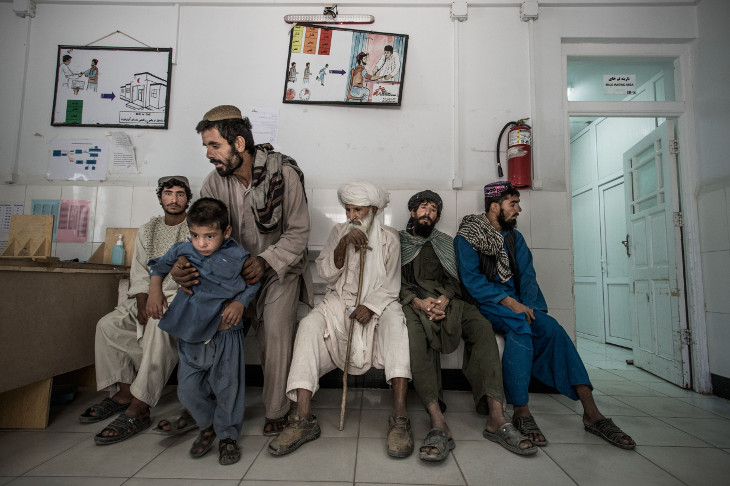 Hombres y niños se encuentran en la sala de emergencias del hospital de Boost, en Lashkar Gah, Helmand, Afghanistán ©Kadir van Lohuizen/Noor