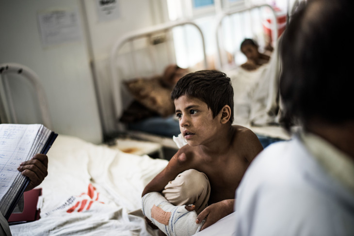  Un niño se sienta en la sala de ortopedia del hospital de Boost, gestionado por Médicos Sin Fronteras (MSF) junto con el Ministerio de Salud en Lashkar Gah, Helmand, Afganistán ©Kadir van Lohuizen/Noor