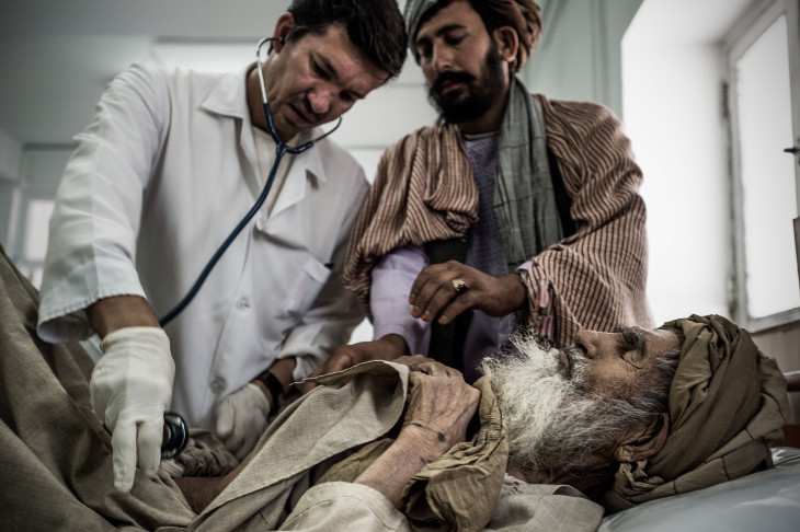 El Dr. Dr Farid examina a un paciente en la sala de emergencia del hospital de Boost, en Lashkar Gah, Helmand, Afganistán (Foto: Kadir van Lohuizen/Noor)