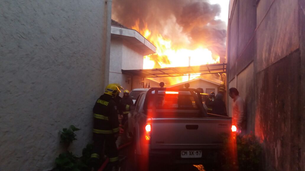 Incendio afecta a inmuebles en sector céntrico de Cañete