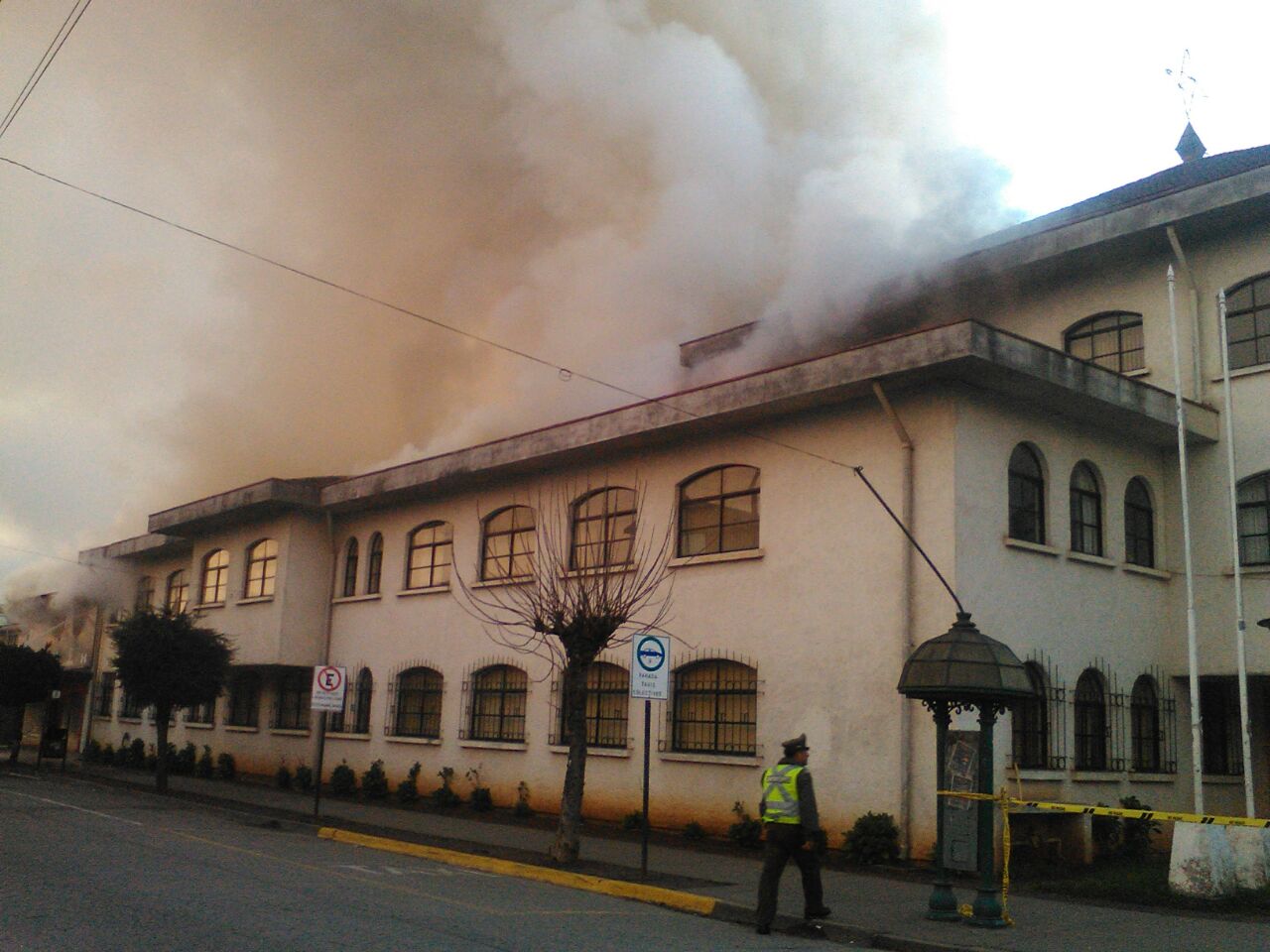 Incendio afecta a inmuebles en sector céntrico de Cañete