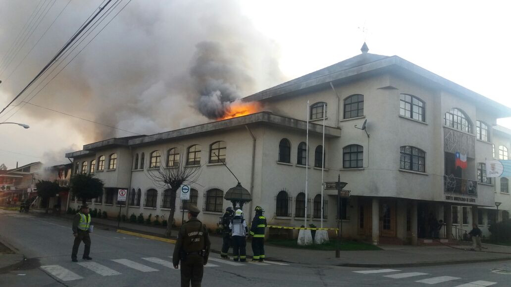 Incendio afecta a inmuebles del sector céntrico de Cañete