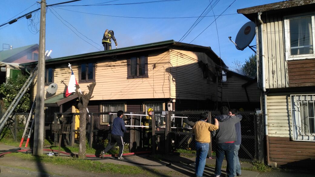 Bomberos de Temuco trabajando en incendio de vivienda donde falleció una adulta mayor.