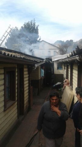 Bomberos apaga incendio en vivienda de Lota