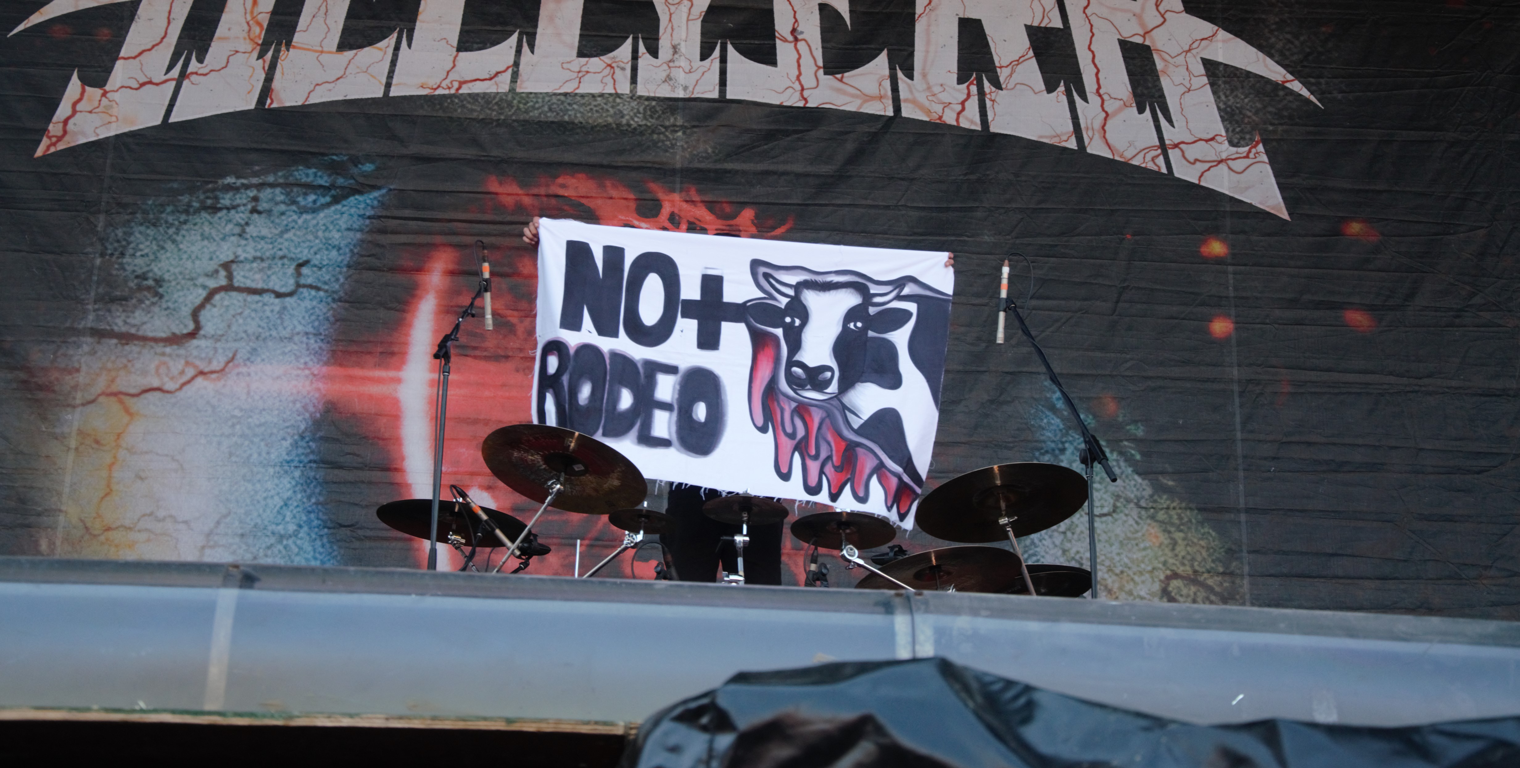 Bandera de "No + Rodeo" en Rockout 2016