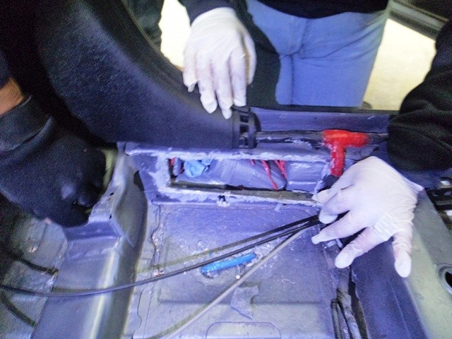 Interior del vehículo donde se escondía la droga.