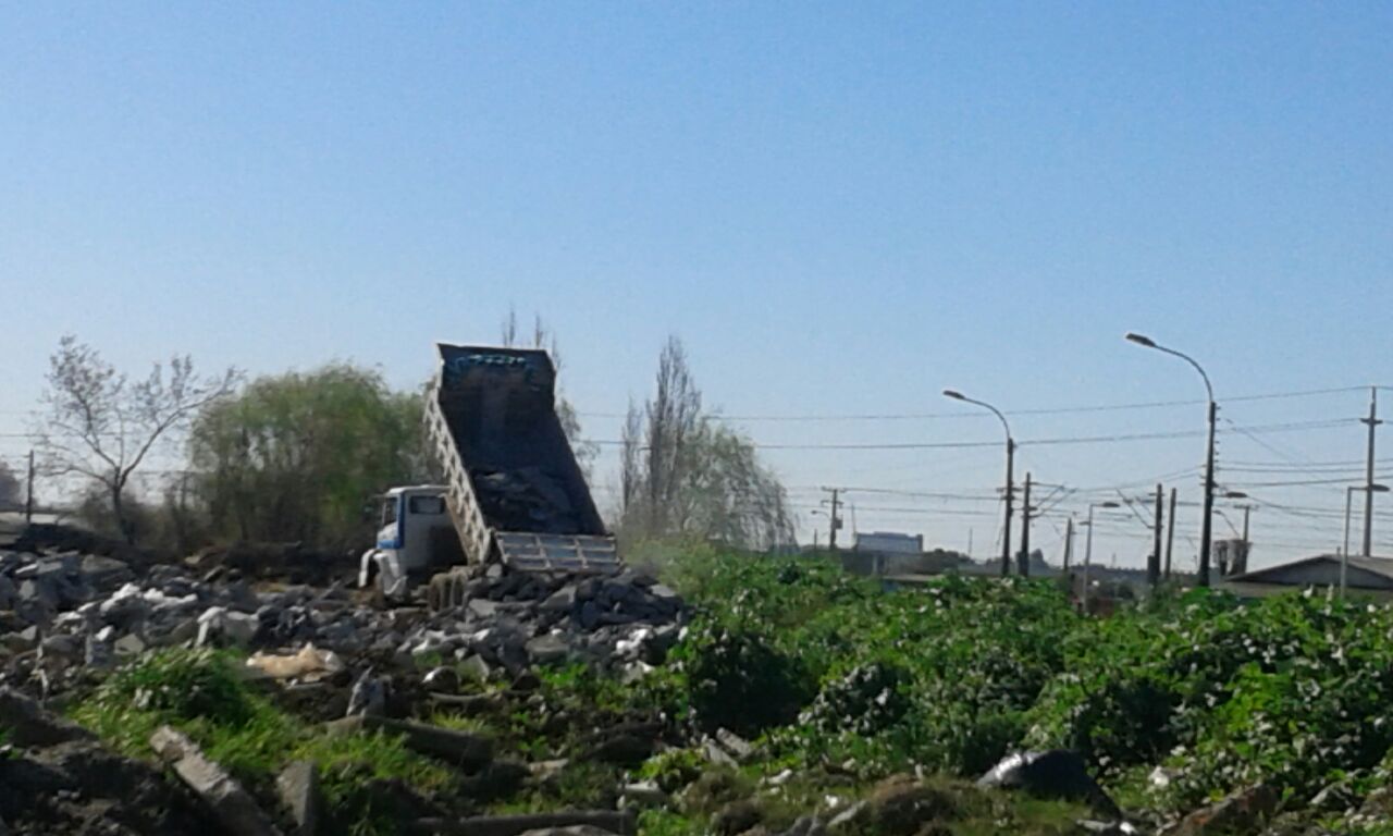 Relleno de escombros y basura en terreno destinado a viviendas en Hualpén