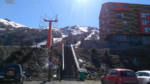 Maquinas e instalaciones cerradas por falta de nieve en centro turístico Nevados de Chillán