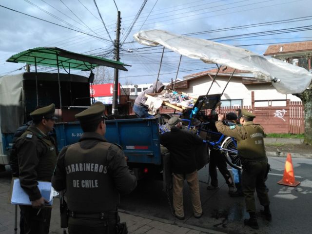 Quedaron "en la calle" tras 15 años: Incautan carritos de sopaipillas a ambulantes de Osorno