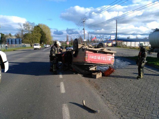 Violenta colisión entre un camión y una camioneta dejó una mujer lesionada en Osorno