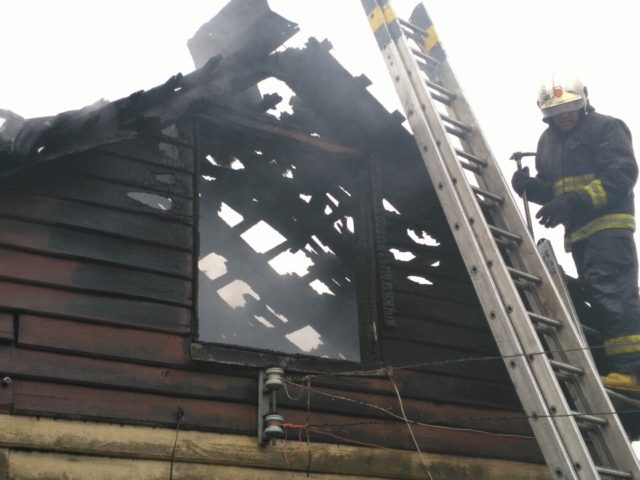 Incendio consume vivienda de dos pisos en Osorno: 3 personas quedaron damnificadas