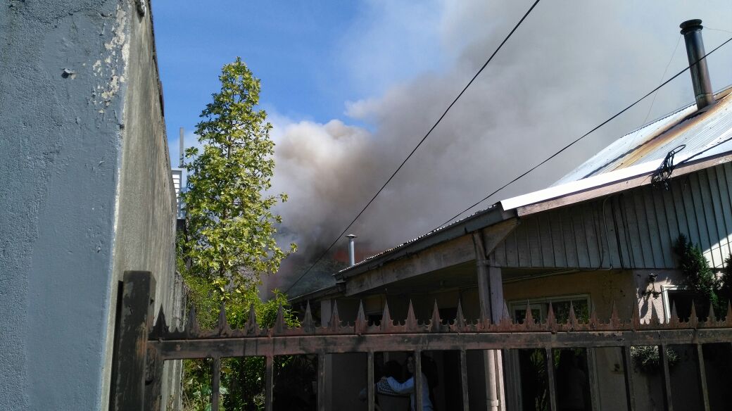 Incendio afecta a casa interior que colinda con bodega en Villa Olímpica de Temuco