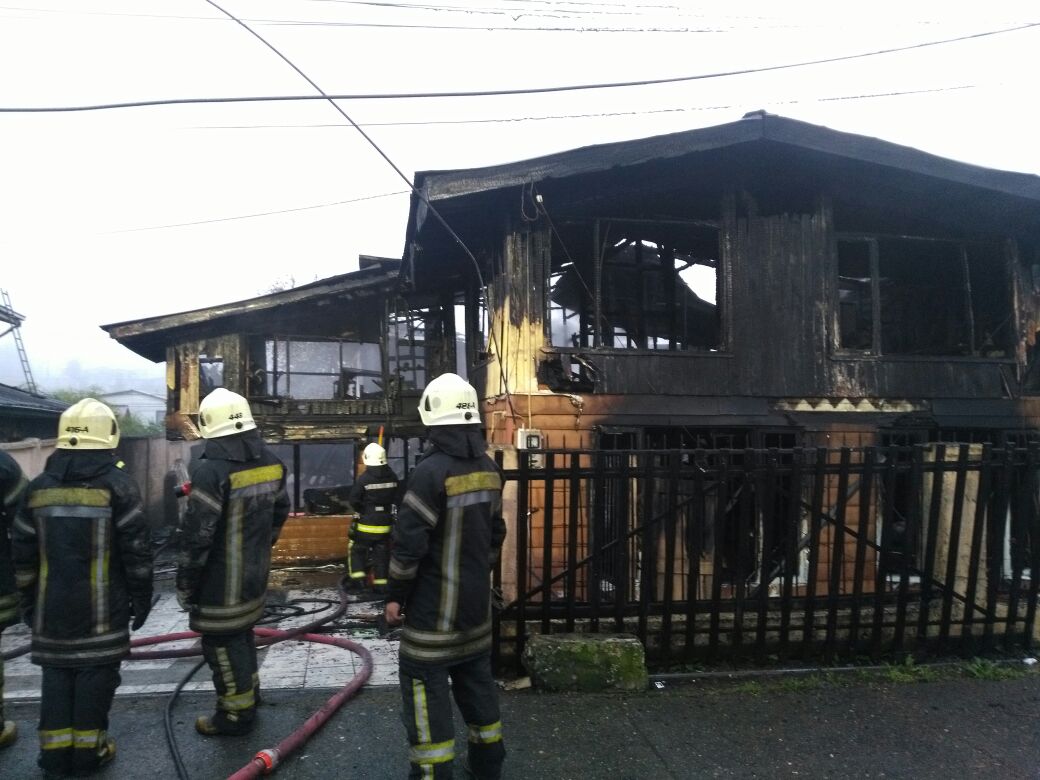 Un anciano murió tras incendio que afectó a tres viviendas en Puerto Montt