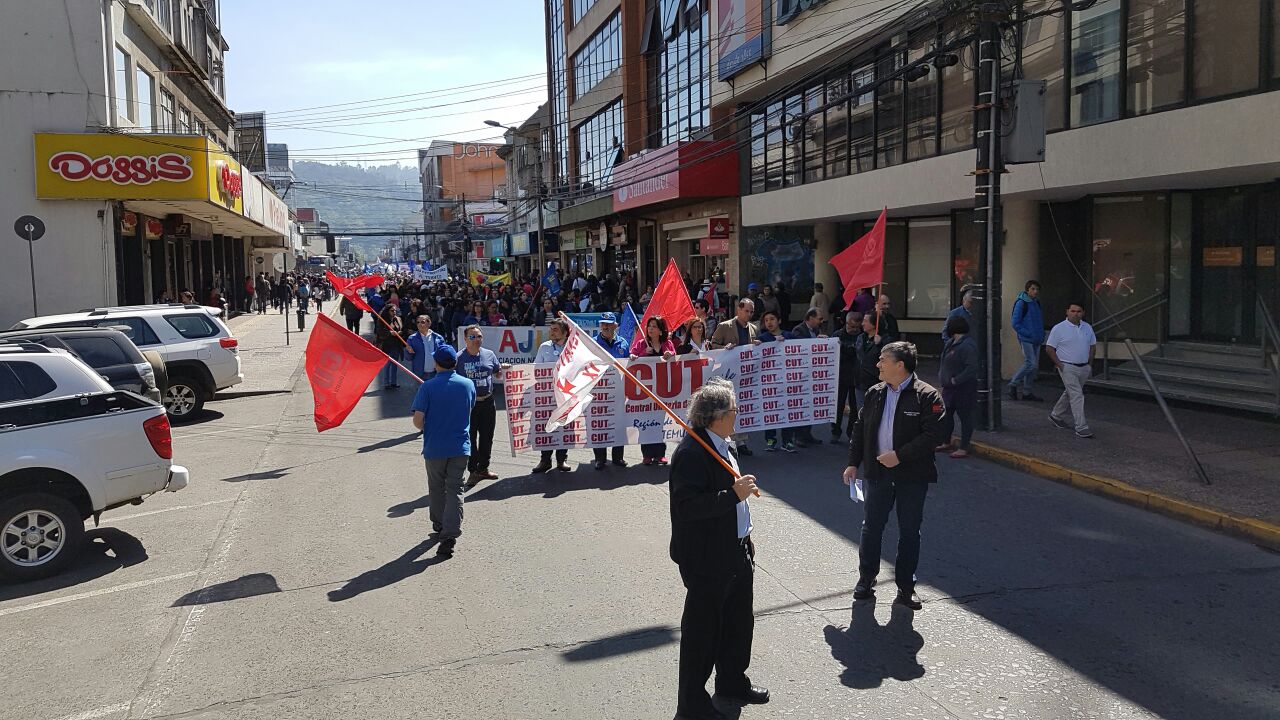 Marcha de funcionarios públicos mantiene el tránsito cortado en Temuco