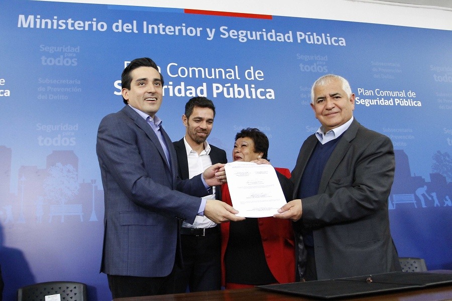 Jaime Pavez (d), en una actividad de 2014, junto al exministro Rodrigo Peñailillo (i) y el exsubsecretario de Prevención del Delito, Antonio Frey (c)