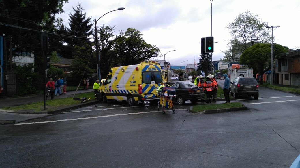 Ambulancia que iba a accidente chocó con taxi en Temuco