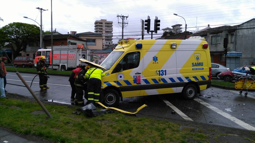 Ambulancia que iba a accidente chocó con taxi en Temuco
