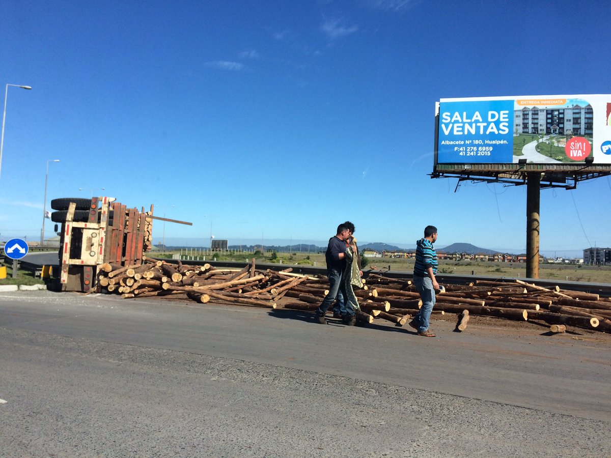 Colisión de camión y vehículo en Hualpén