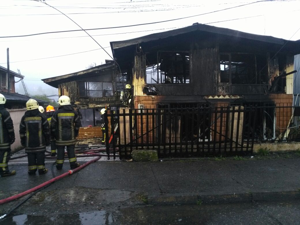 Un anciano murió tras incendio que afectó a tres viviendas en Puerto Montt