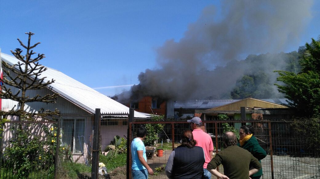 Incendio afecta a casa interior que colinda con bodega en Villa Olímpica de Temuco