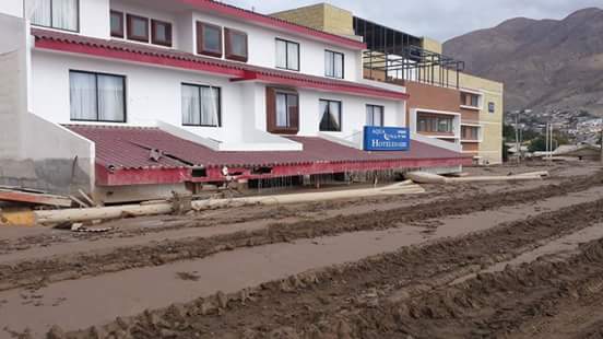 Hotel Aqua Luna de Chañaral inundado de barro tras los aluviones de marzo de 2015.