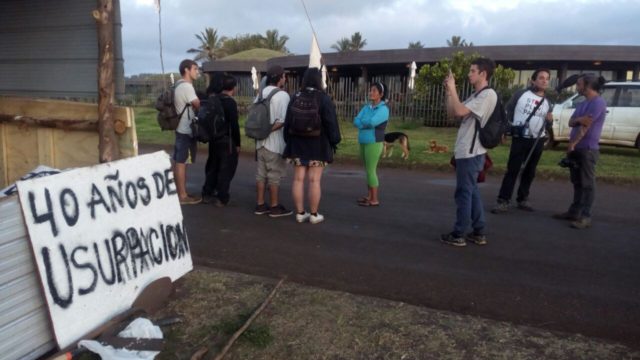 Familia Hito se manifiesta frente a hotel Hanga Roa en la Isla de Pascua