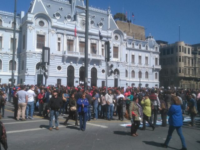 Funcionarios de Confusam Valparaíso se manifestaron en rechazo al reajuste salarial propuesto por el Gobierno