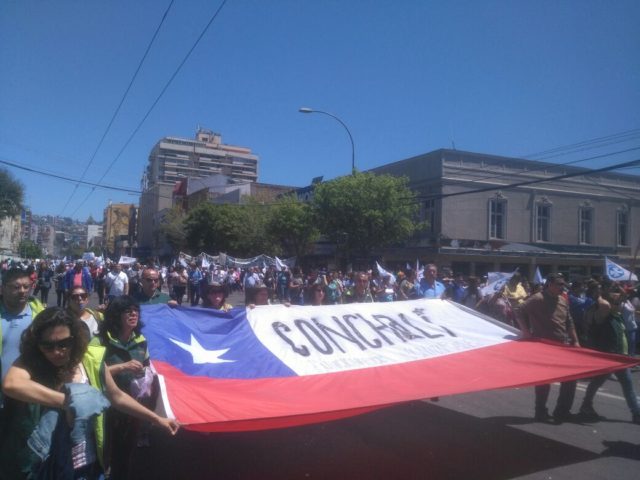Empleados públicos de Valparaíso protestan en las calles de la ciudad por reajuste salarial.