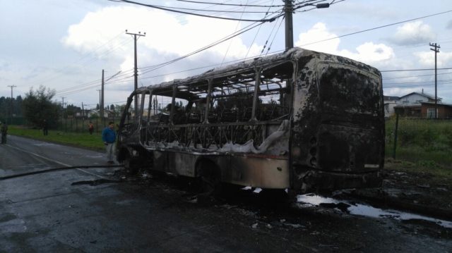 Bus resulta completamente incendiado esta tarde en Temuco