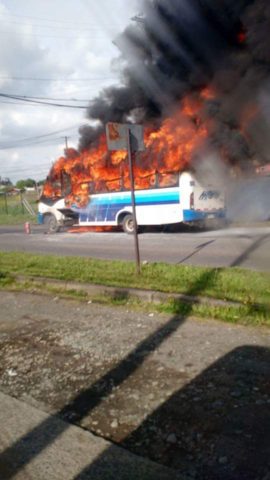 Bus resulta completamente incendiado esta tarde en Temuco