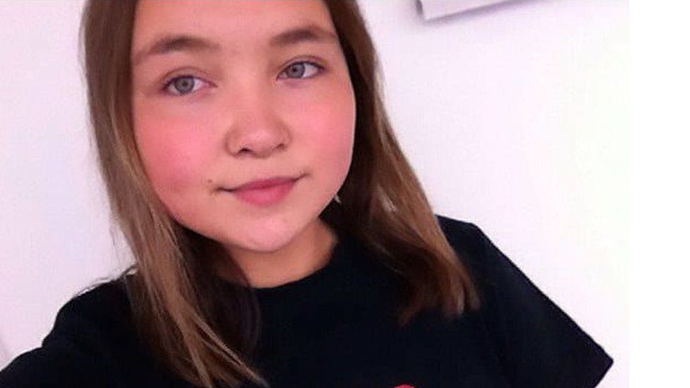 Niña rusa de 12 años muere al tomarse peligrosa selfie en su departamento