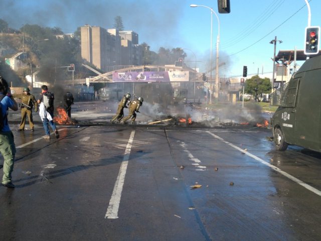Manifestantes se toman Avenida España de Valparaíso.