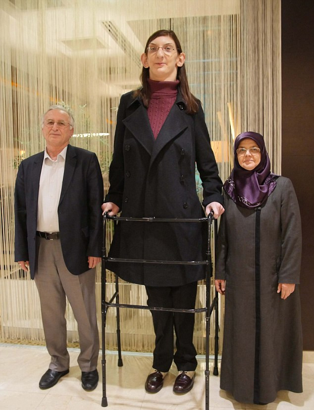 La adolescente más alta del mundo es tan grande que no puede caminar