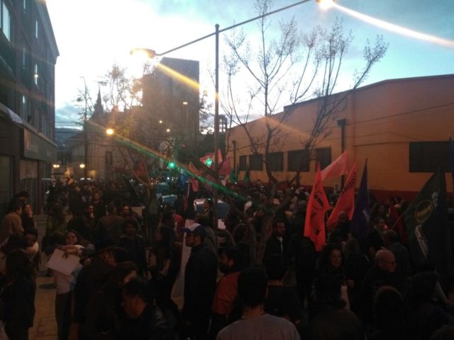 Simpatizantes de Jorge Sharp se reunen en Valparaíso para celebrar triunfo