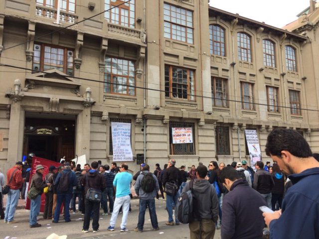 Manifestacion de trabajadores en las afueras de la Universidad Católica de Valparaiso por mejoras laborales
