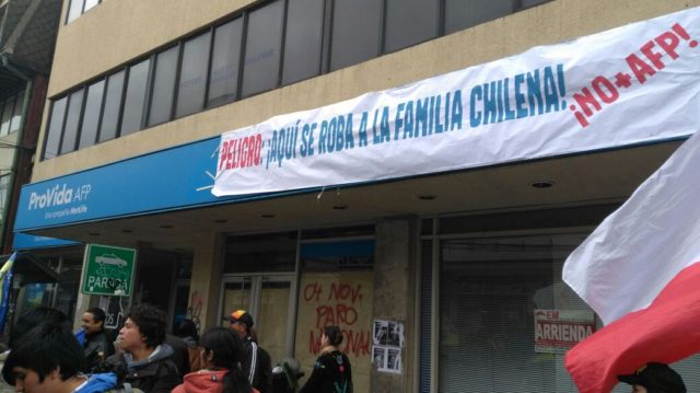 NO+AFP realiza cierre simbólico de AFP ProVida en Valdivia