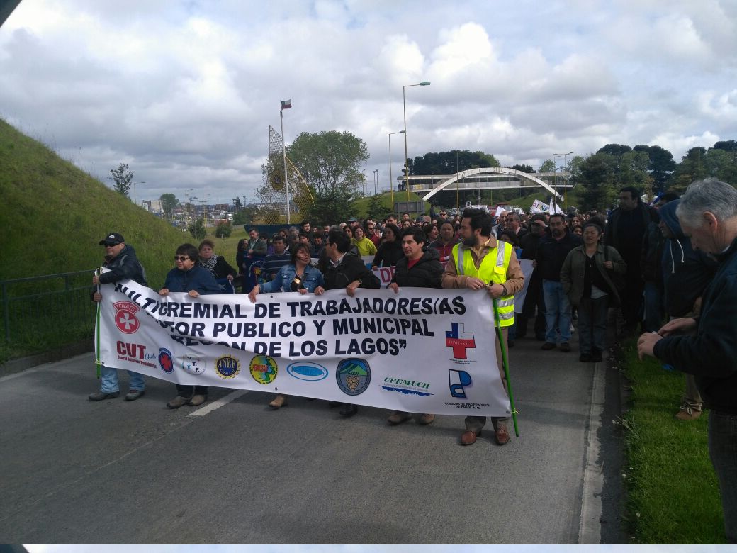 Cerca de 1000 funcionarios públicos bloquean acceso norte a Puerto Montt 