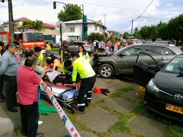 Automóviles menores colisionaron en intersección de calles Freire con Barros Arana