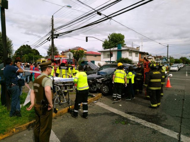 Automóviles menores colisionaron en intersección de calles Freire con Barros Arana