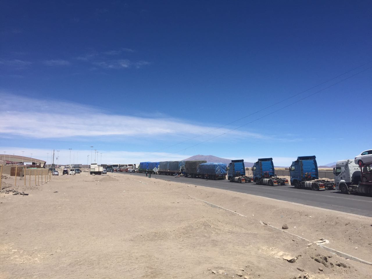 Camiones en la frontera con Bolivia (Tambo Quemado-Chungará)