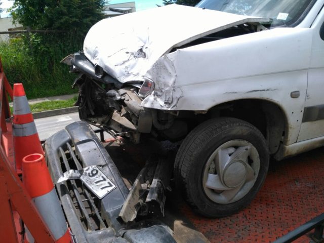 Personal de emergencias rescata a víctimas de accidentes entre vehículo particular y otro de la locomoción colectiva en Osorno