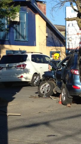 Un muerto dejó accidente a la entrada de San Pedro de la Paz, Bomberos saca el cuerpo del lugar donde camión colisionó.