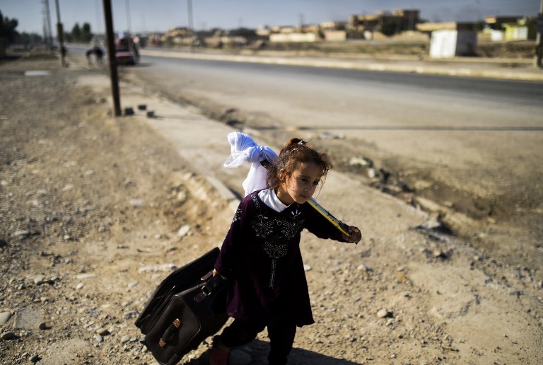 Una niña es parte de los miles de desplazados durante combates contra Estado Islámico. 