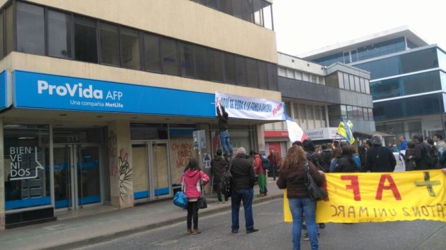 NO+AFP realiza cierre simbólico de AFP ProVida en Valdivia