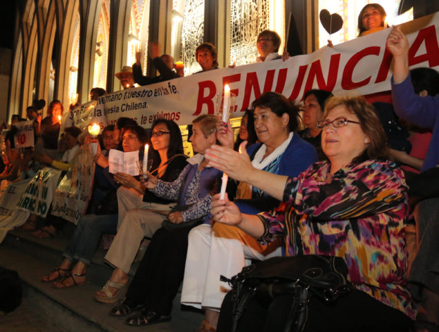 Laicos de Osorno piden nuevamente la renuncia de Juan Barros como párroco