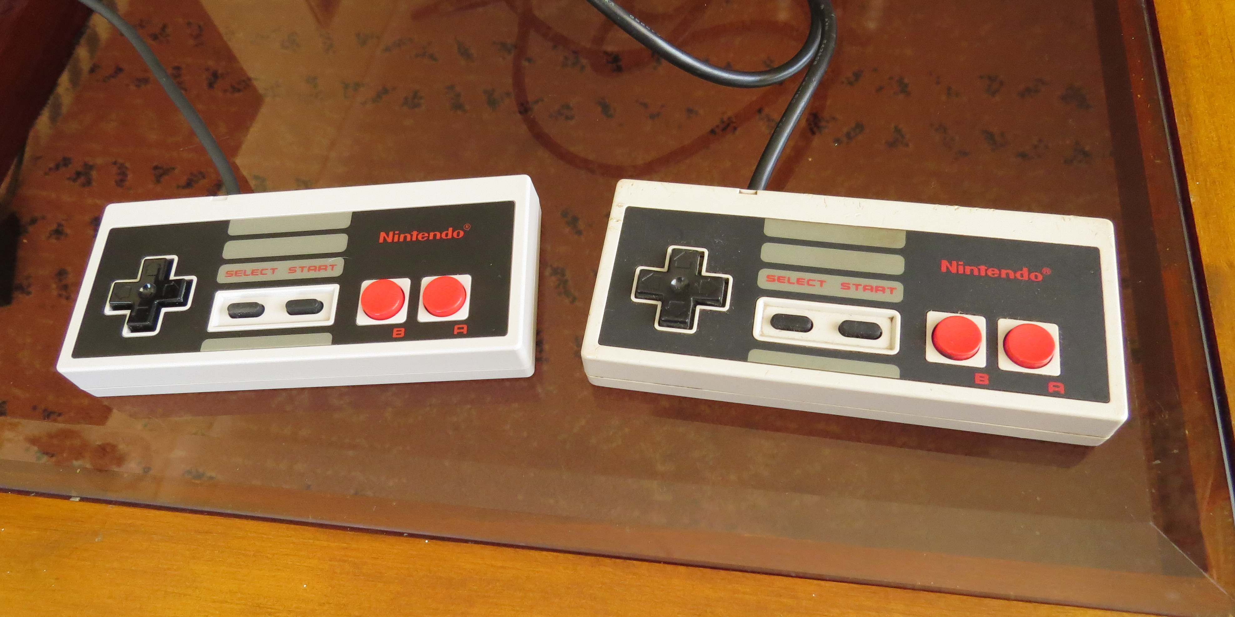 Joystick del NES Mini (izquierda) y del NES original (derecha) | Camilo Suazo | BBCL