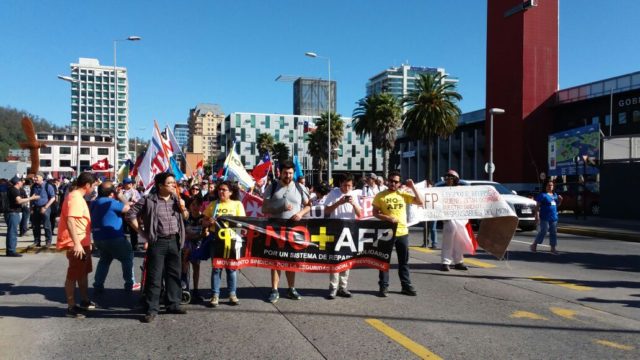 Manifestantes pasan frente a Plaza España en el centro de Concepción contra el sistema previsional.